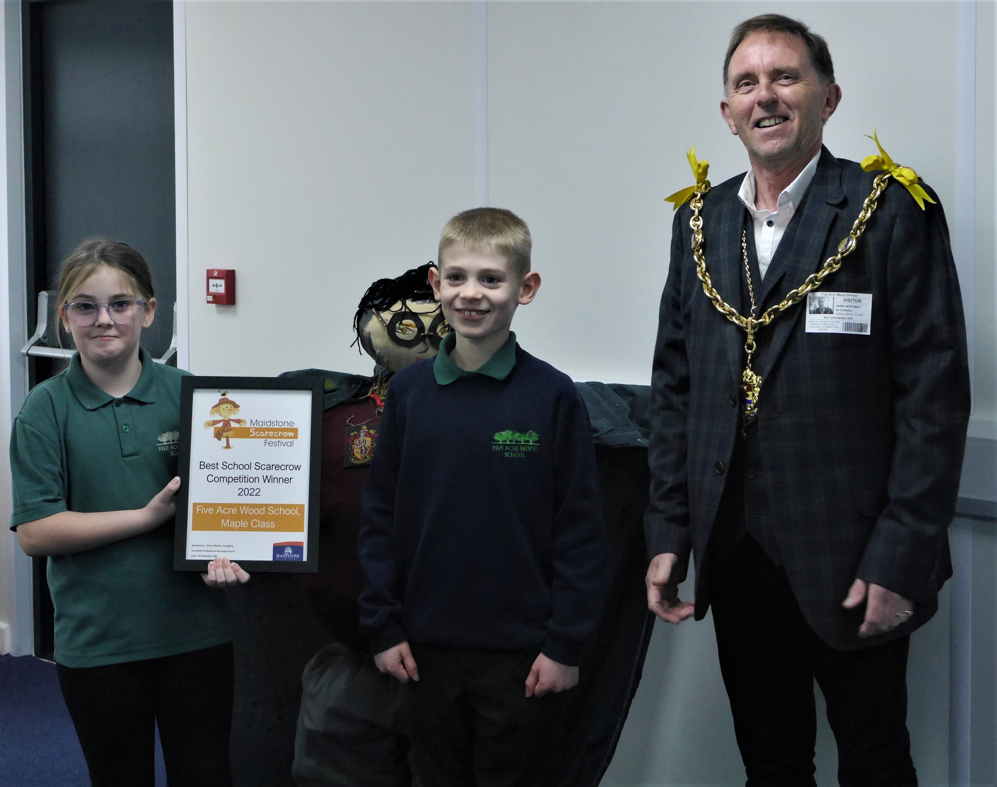 Maidstone Scarecrow Festival winners  receive prizes from Mayor